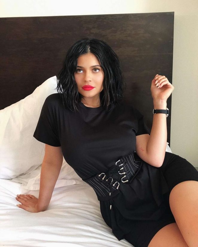 Kylie Jenner şortla yatakta
