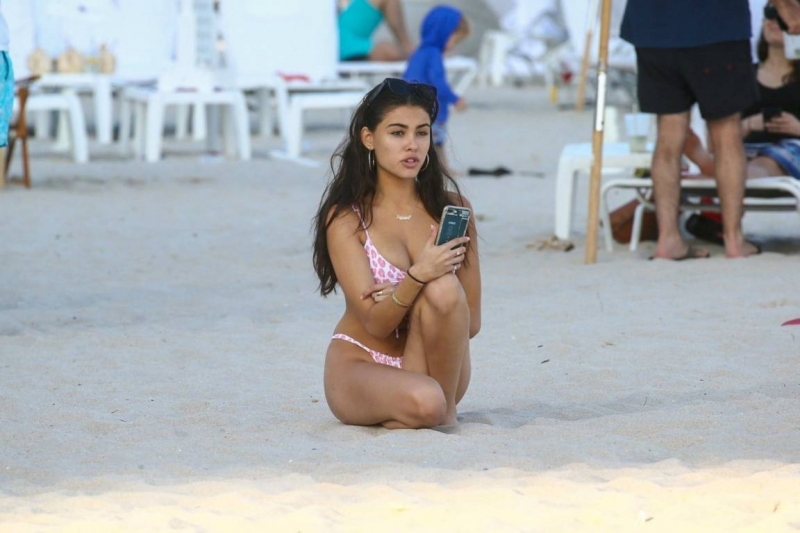 Madison Beer bikiniyle Miami plajında