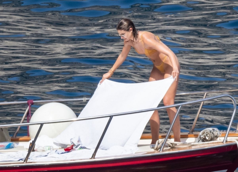 Taylor Marie Hill sarı bikiniyle Positano'da botta