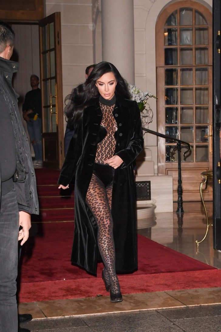Kim Kardashian uzun boylu görevli ile