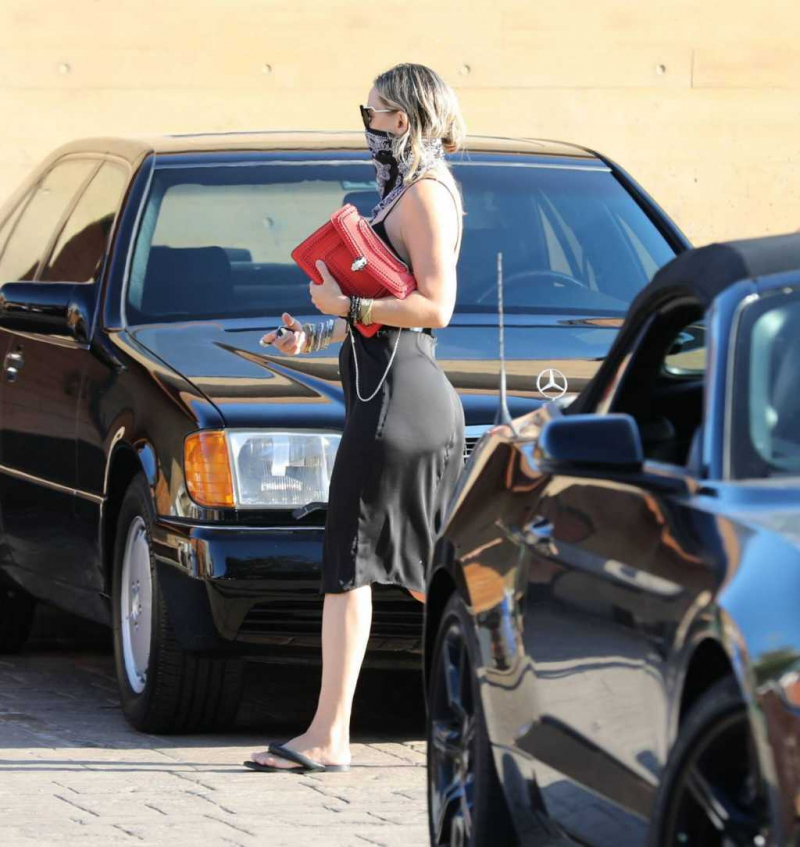Kate Hudson siyah elbiseyle Malibu'da