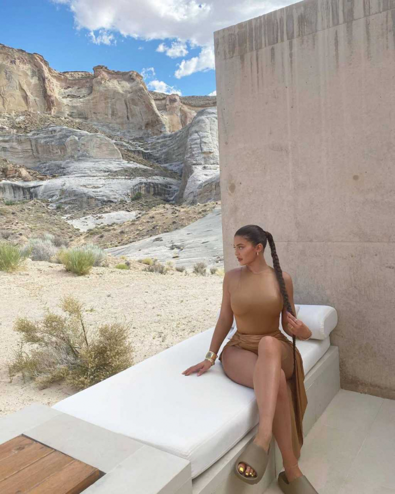 Kylie Jenner yırtmaçlı uzun elbiseyle