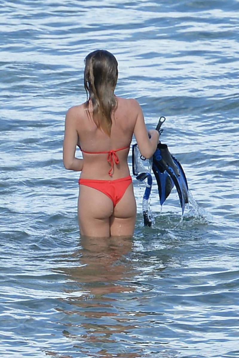 Sydney Sweeney kırmızı bikini ile Hawaii plajında