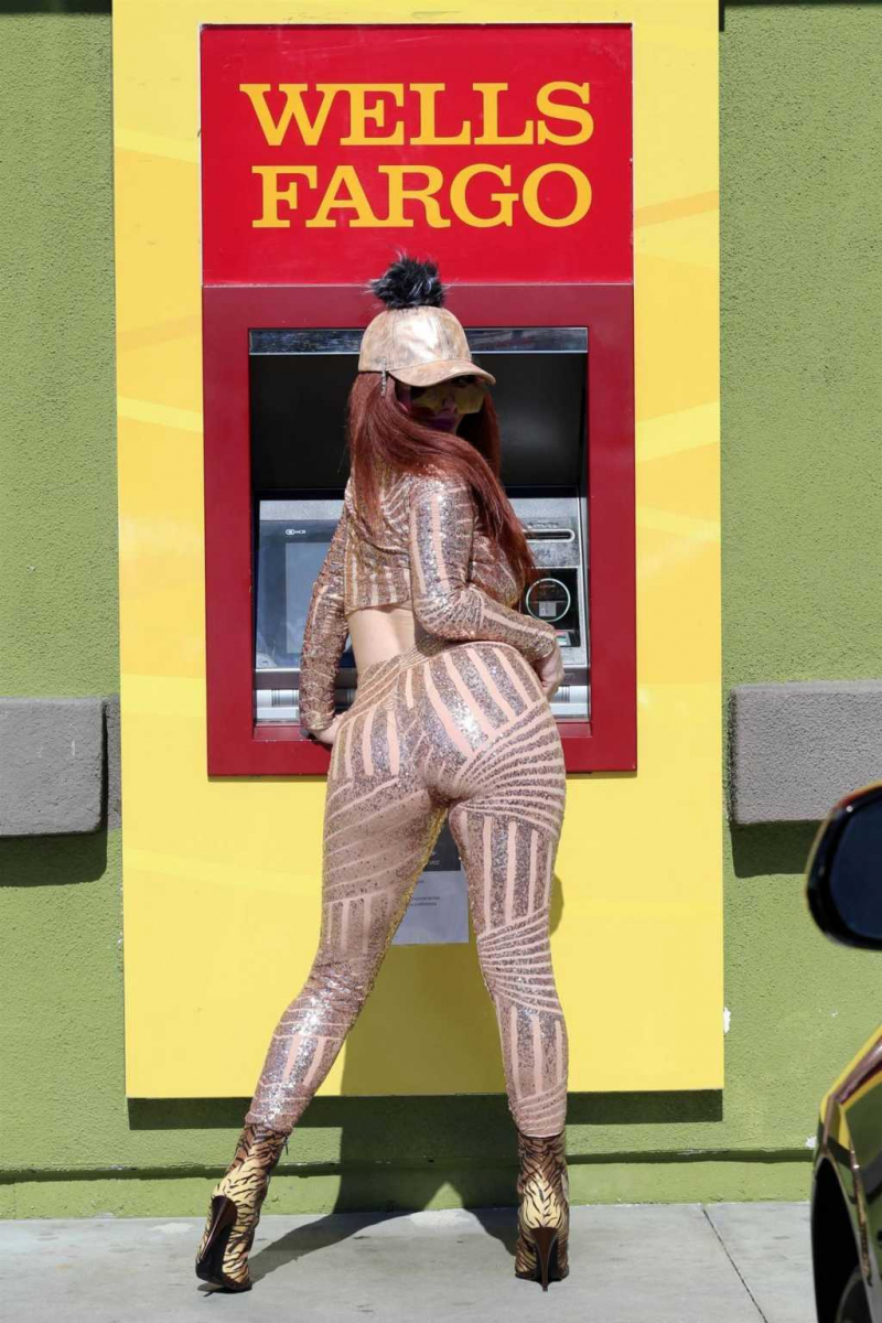 Phoebe Price Los Angeles'ta ATM'de