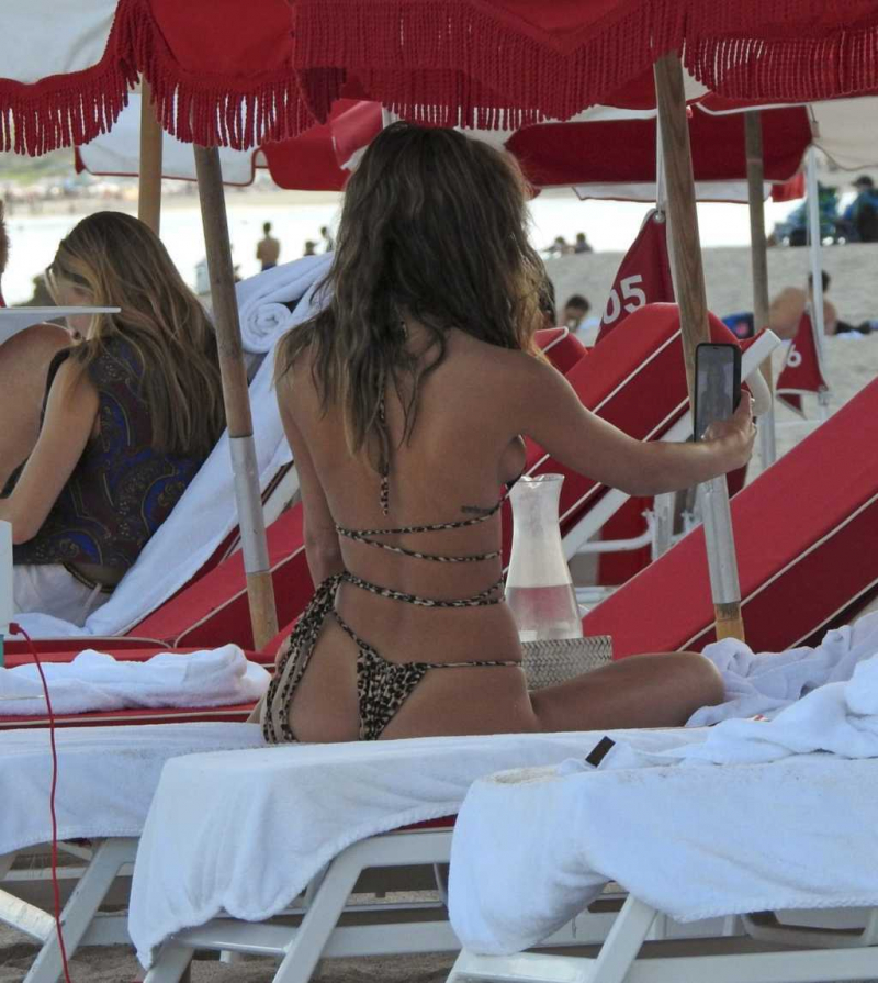 Chantel Jeffries leopar desenli bikiniyle Miami plajında
