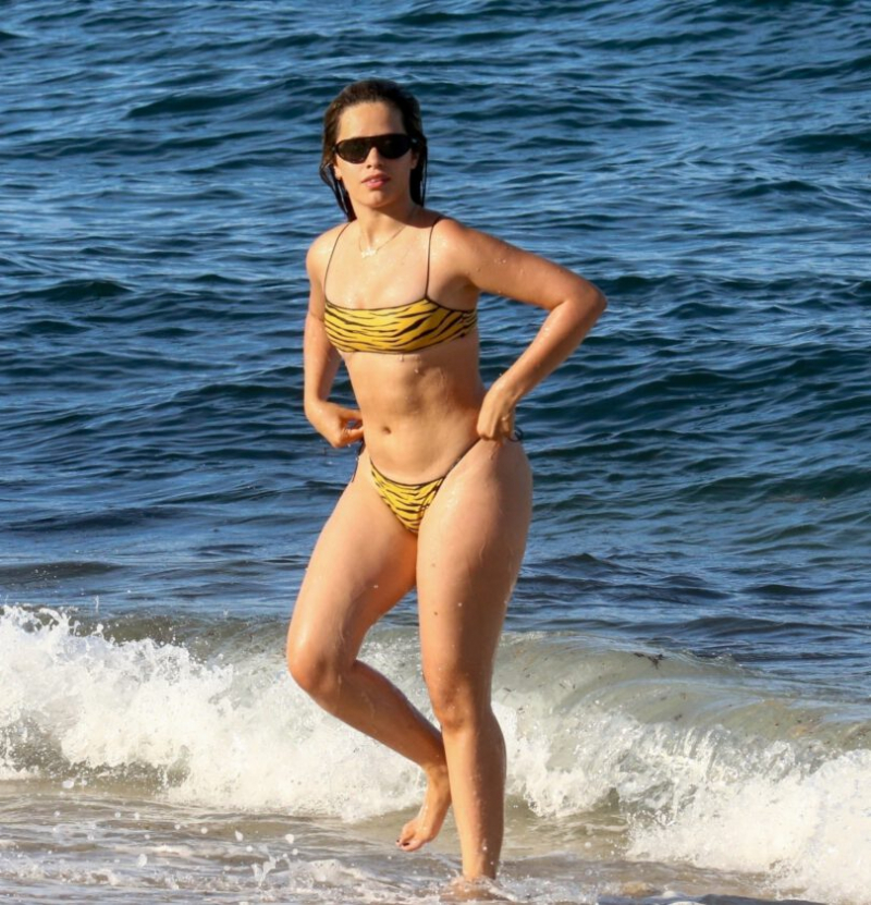 Camila Cabello tanga bikiniyle Coral Gables'da