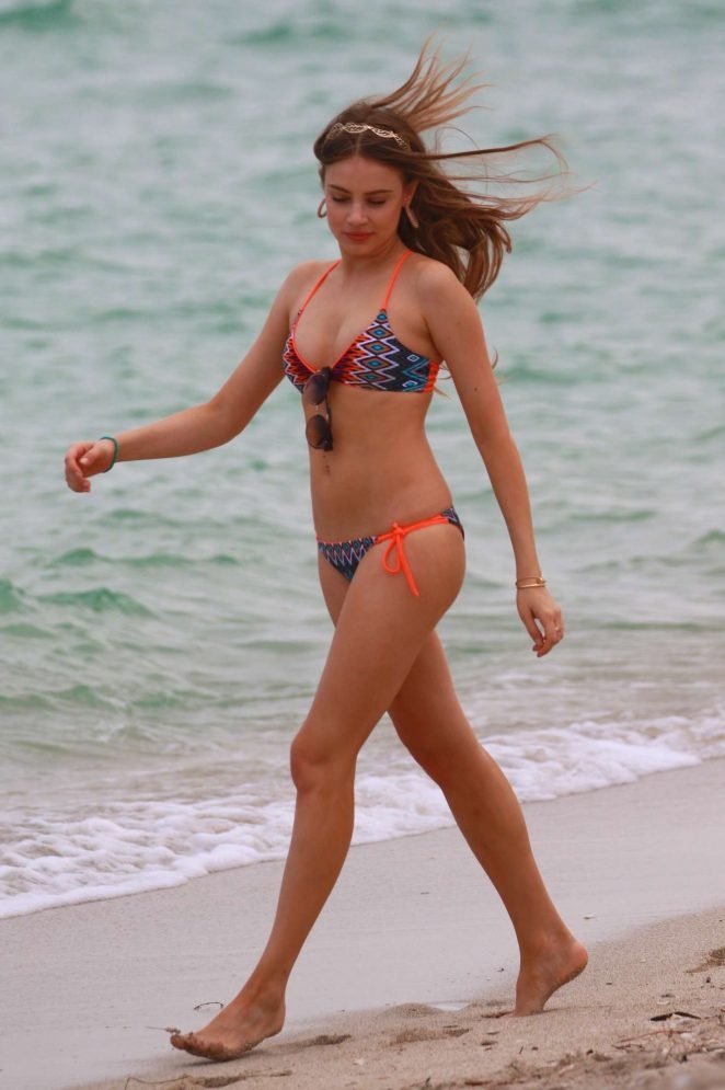 Xenia Tchoumitcheva bikiniyle plajda