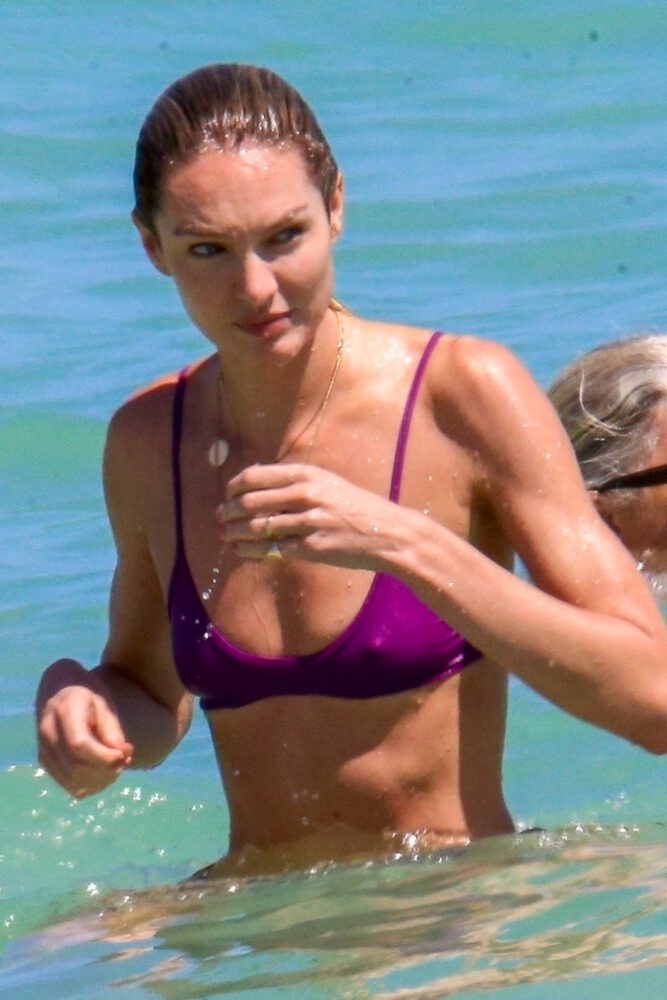 Candice Swanepoel bikiniyle Miami plajında