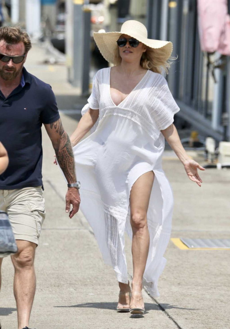 Pamela Anderson beyaz mayo ile Avustralya'da