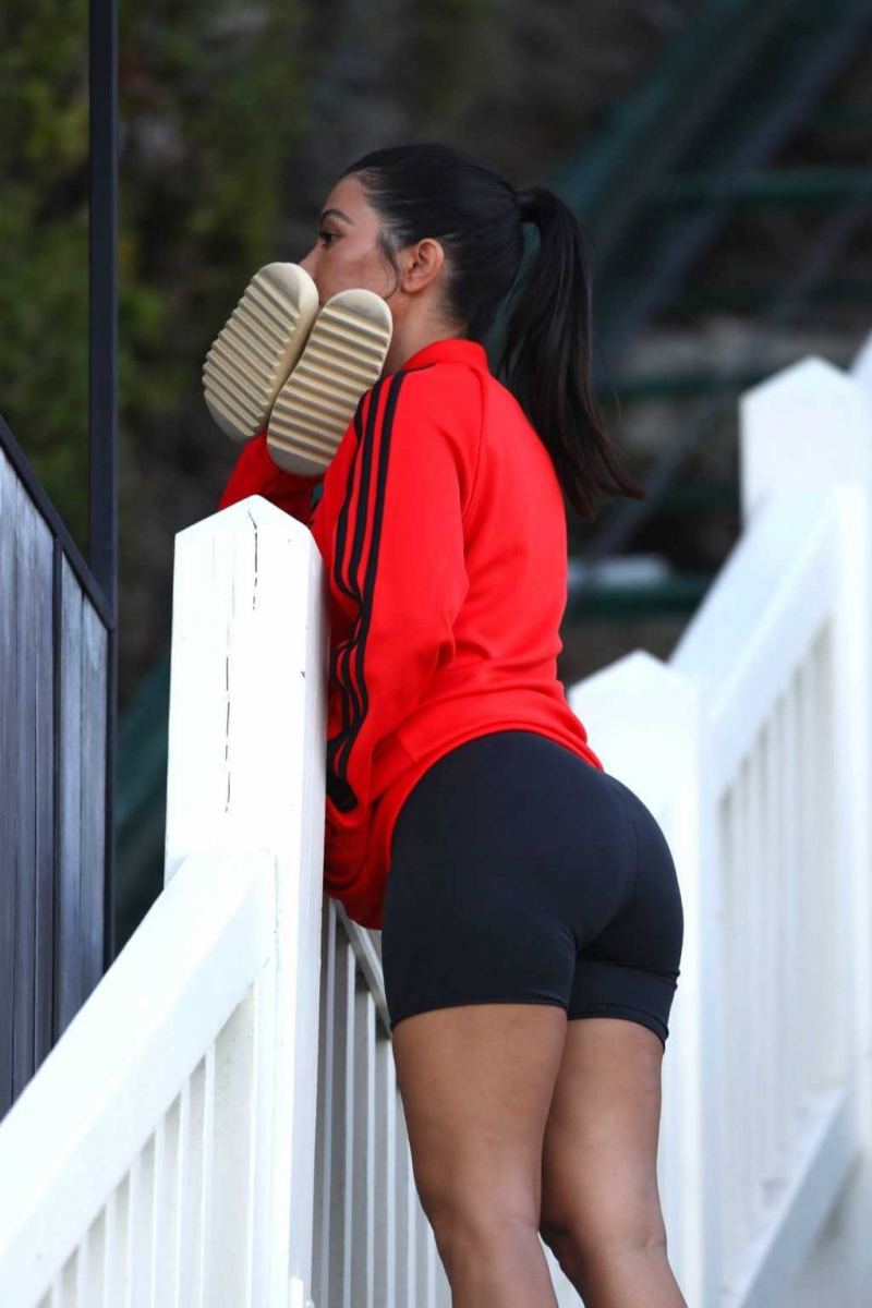 Kourtney Kardashian siyah tayt şortla Malibu'da
