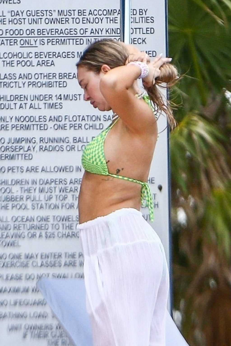 Corinne Olympios bikini ile Miami plajında