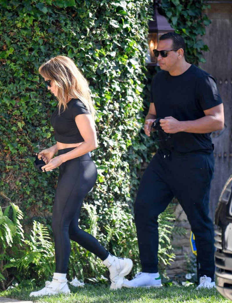 Jennifer Lopez siyah taytla Malibu'da