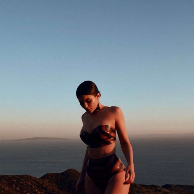 Kylie Jenner ormanda