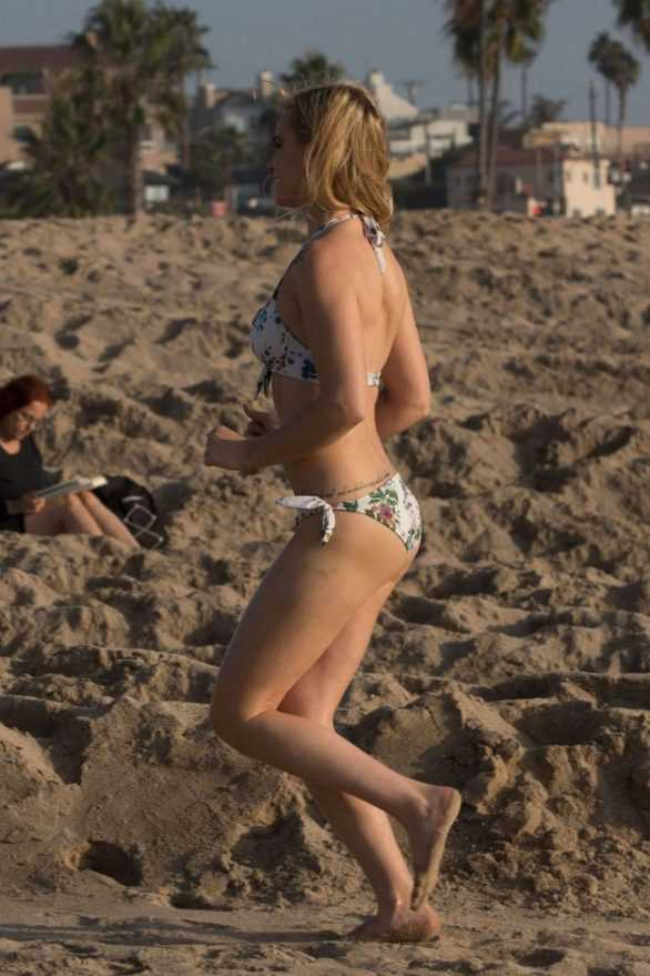 Katie Cherry floral bikini ile Los Angeles'ta