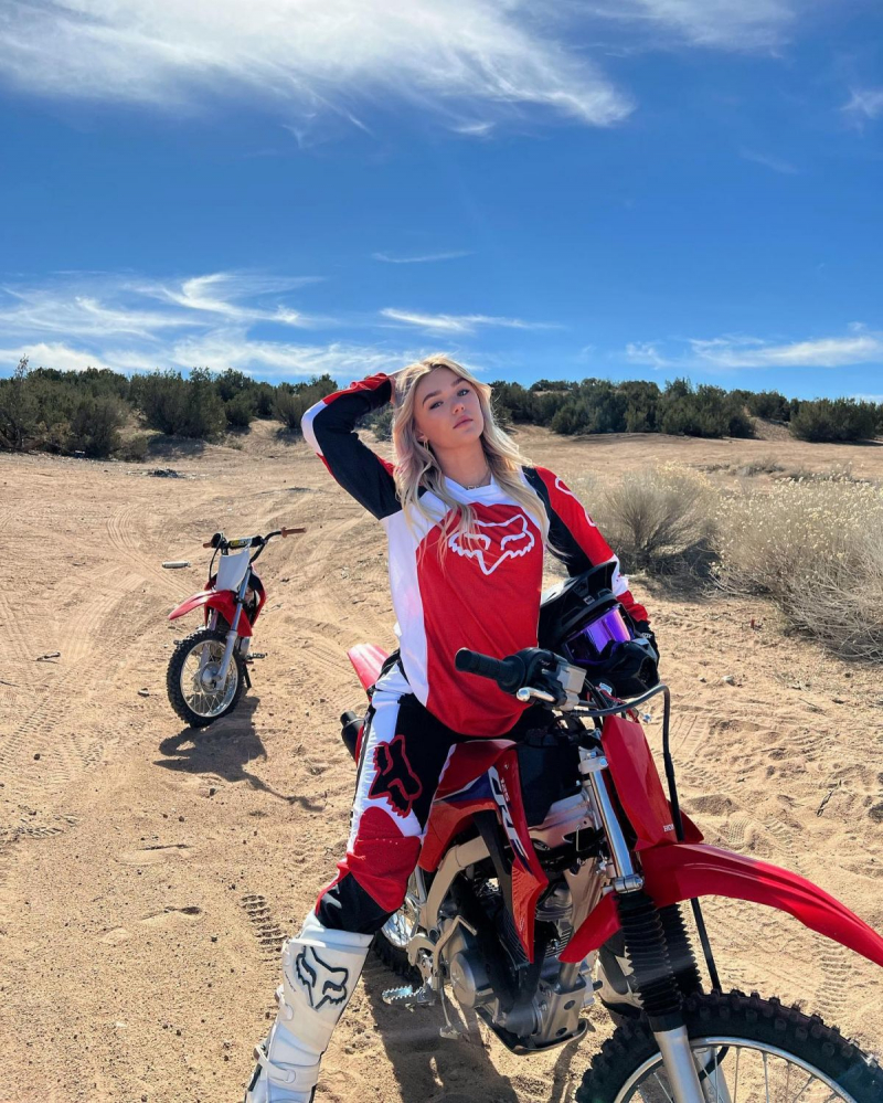 Katie Sigmond motosiklette fotoğraf çekimlerinde