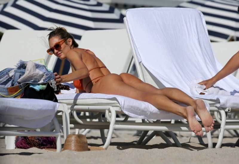 Candice Swanepoel kırmızı tanga bikini ile plajda