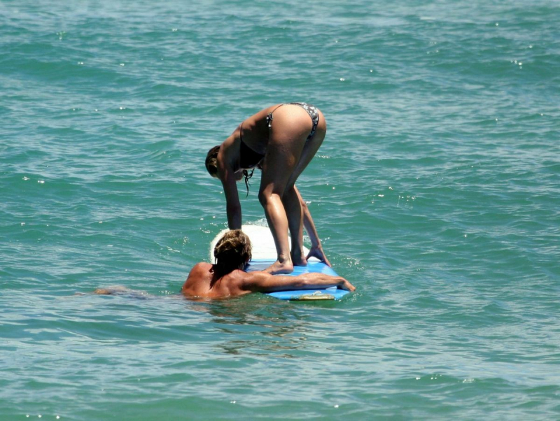 Jennifer Aniston bikiniyle Hawaii'de