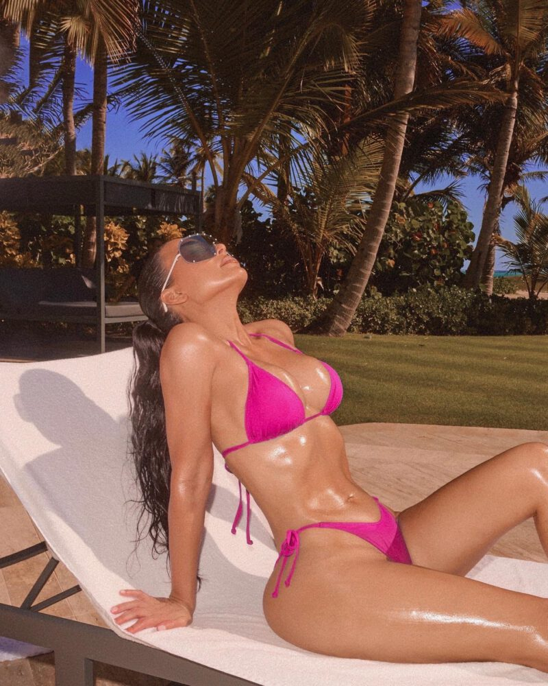 Kim Kardashian pembe bikiniyle fotoğraf çekimlerinde
