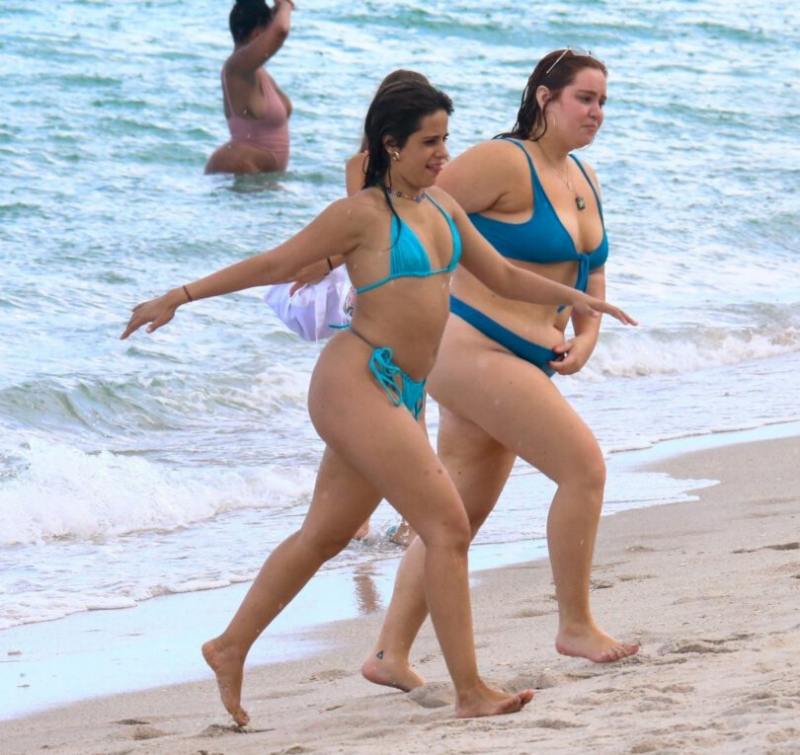 Camila Cabello bikiniyle Miami plajında 16/06/2022