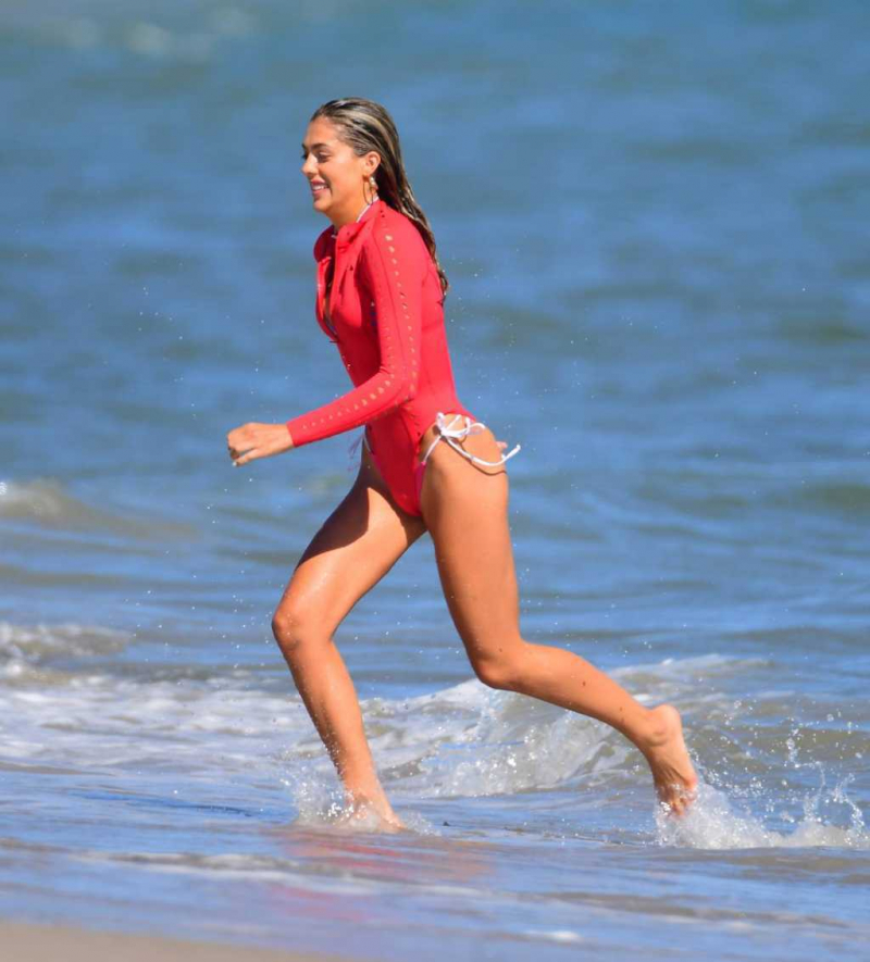 Sistine Stallone kırmızı bikini ile Malibu plajında