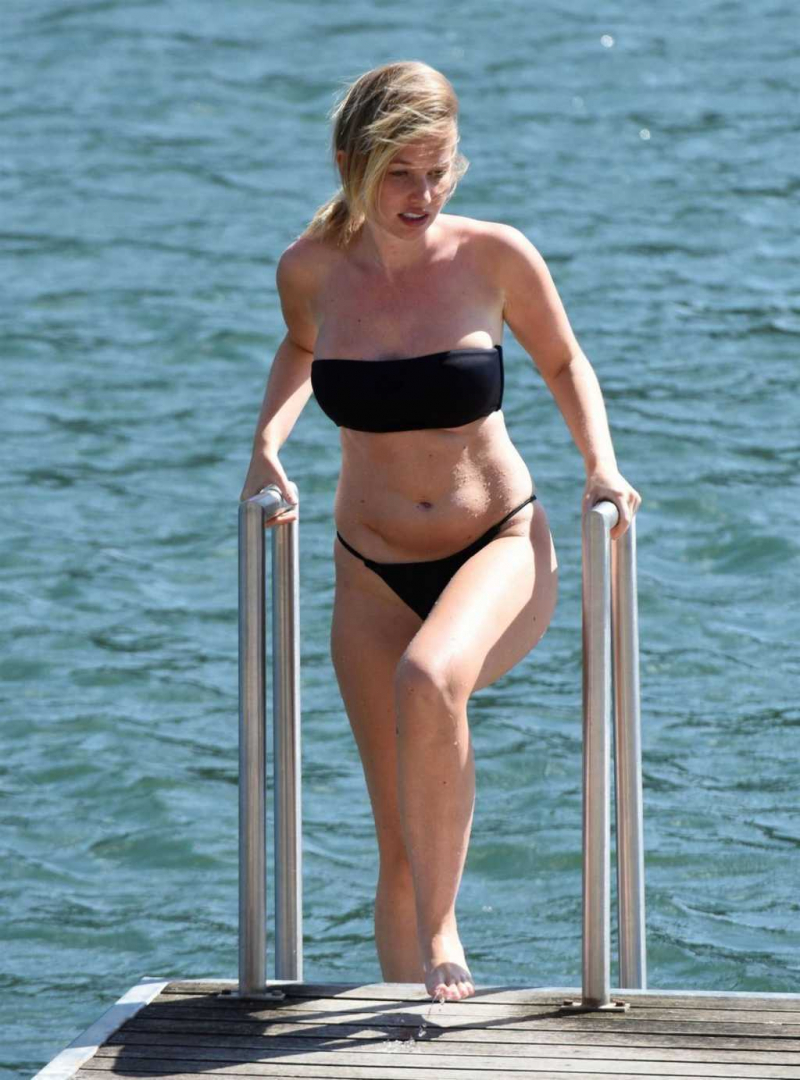 Amy Hart siyah bikini ile Portekiz'de