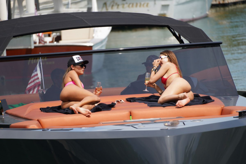 Patricia Contreras ve Daniela De Jesus bikiniyle Miami'de
