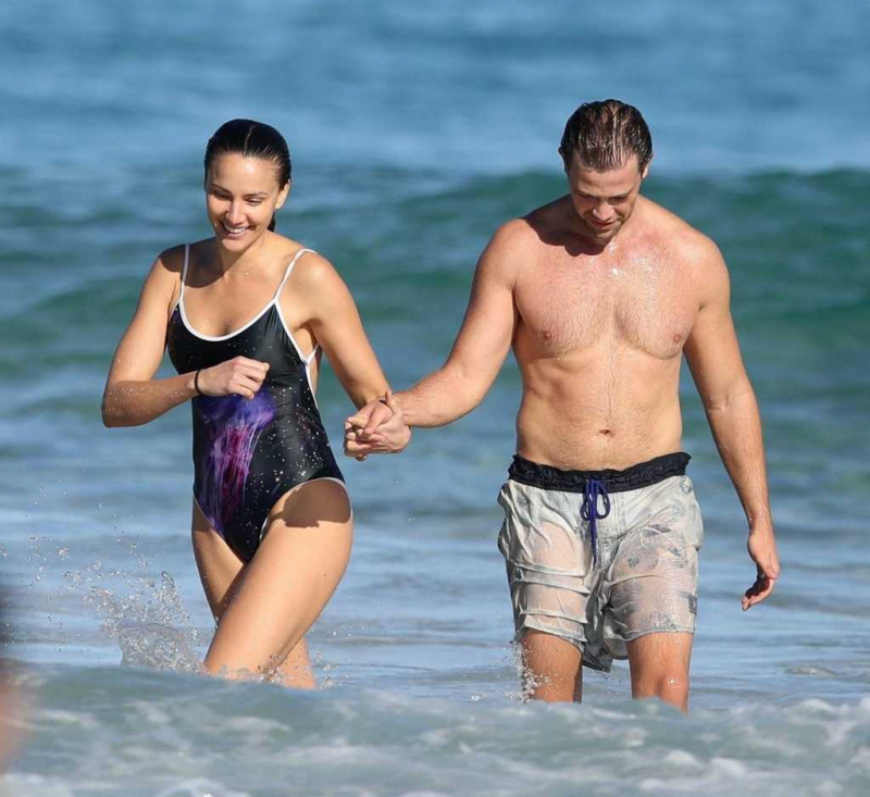 Rachael Finch mayoyla Bondi plajında