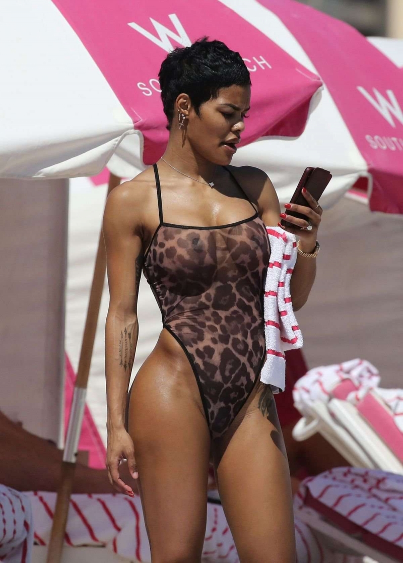 Teyana Taylor tanga bikiniyle plajda