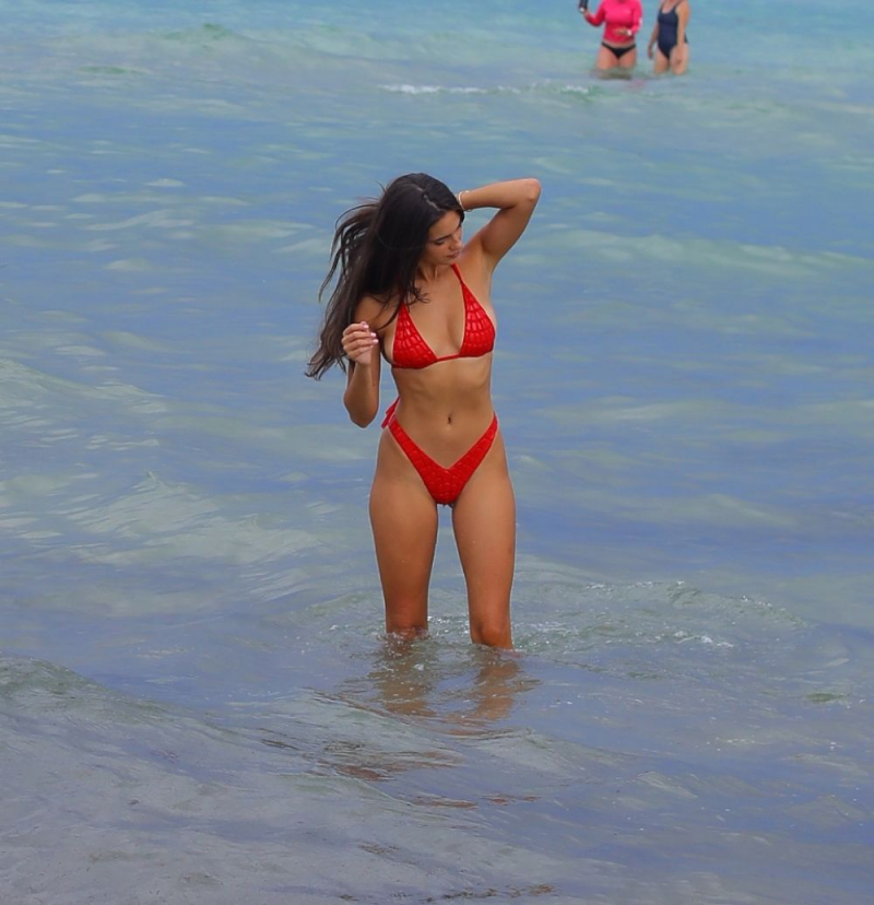 Tao Wickrath kırmızı bikiniyle Miami'de