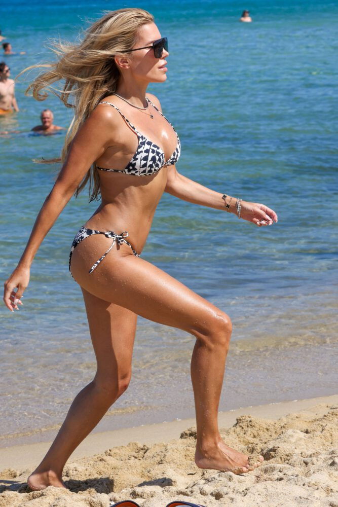 Sylvie Meis bikiniyle Saint Tropez'de