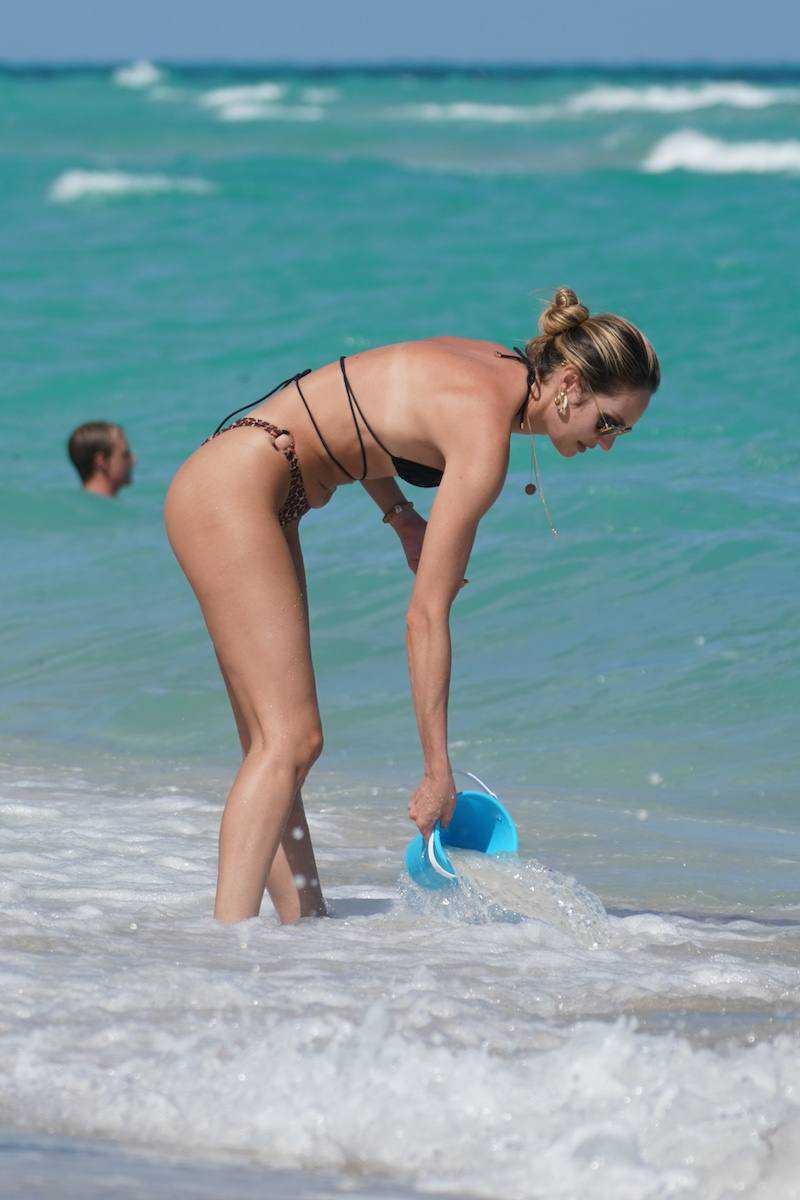 Candice Swanepoel leopar desenli bikiniyle denizde