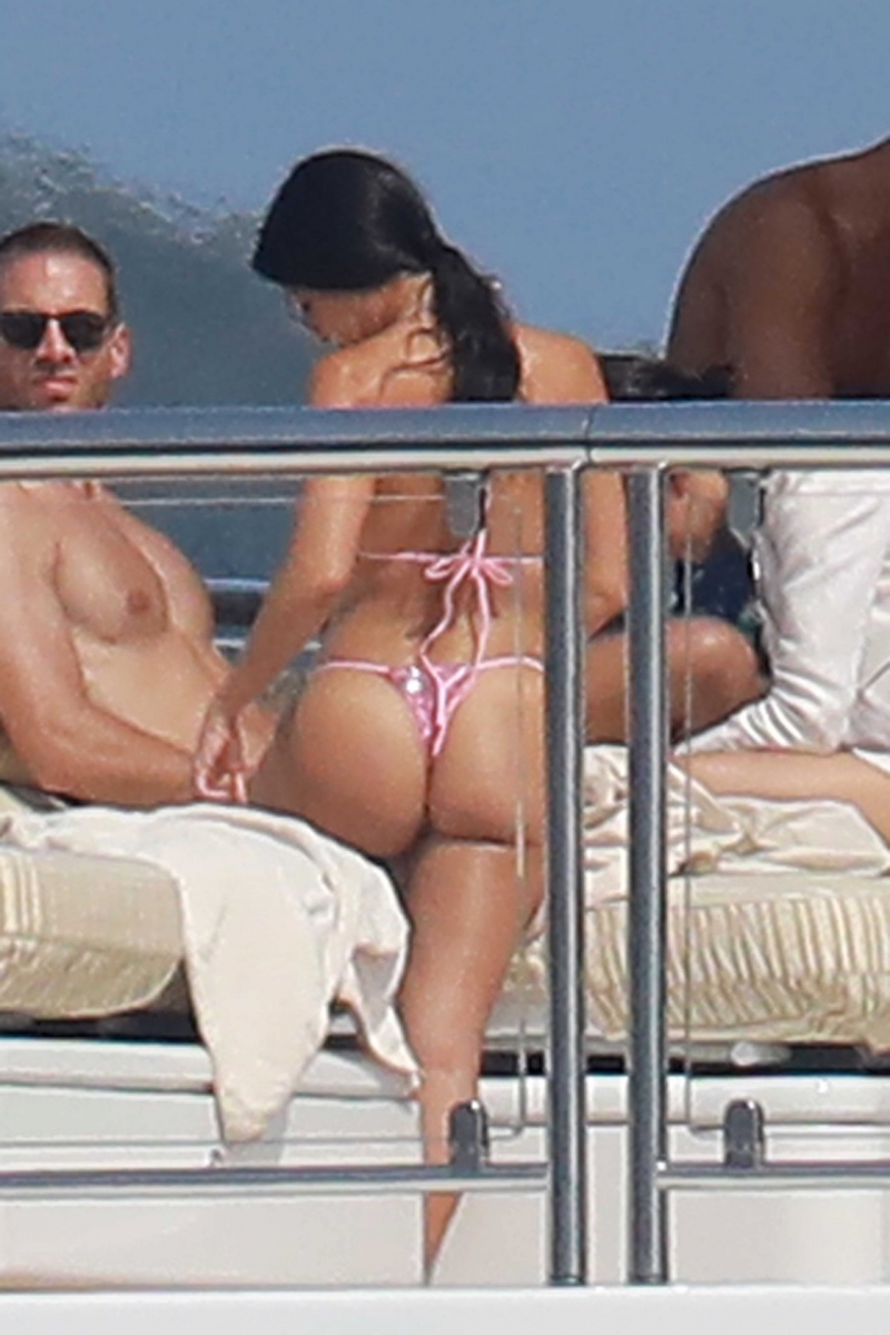 Kourtney Kardashian pembe bikiniyle