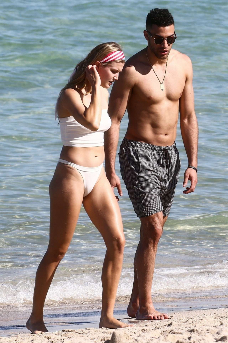 Eugenie Bouchard beyaz bikini ile Miami plajında 