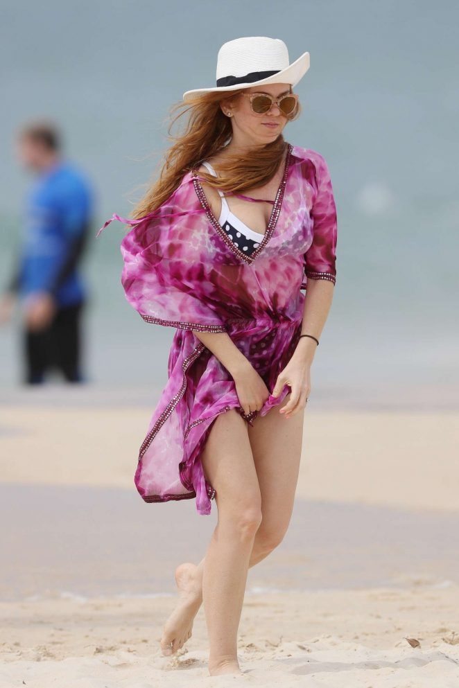 Isla Fisher bikiniyle plajda