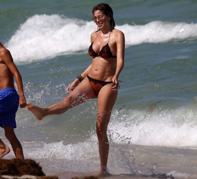 Aida Yespica bikiniyle plajda