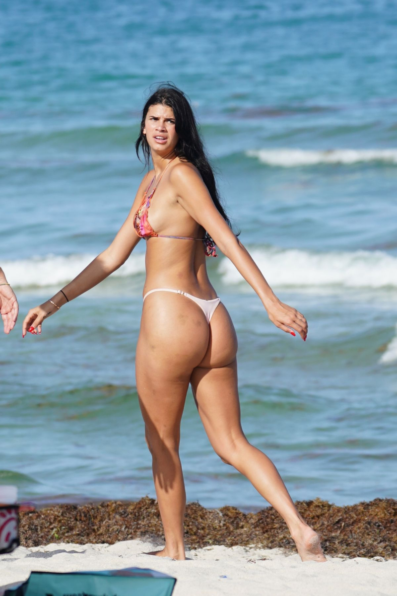 Lucciana Beynon bikiniyle Miami plajında