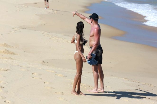 Lais Ribeiro seksi bikinisiyle plajda