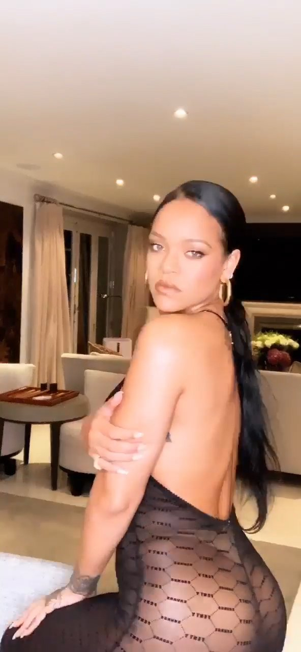 Rihanna siyah transparan iç çamaşırı ile