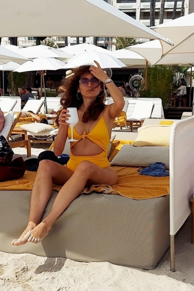 Blanca Blanco mayoyla Cannes plajında