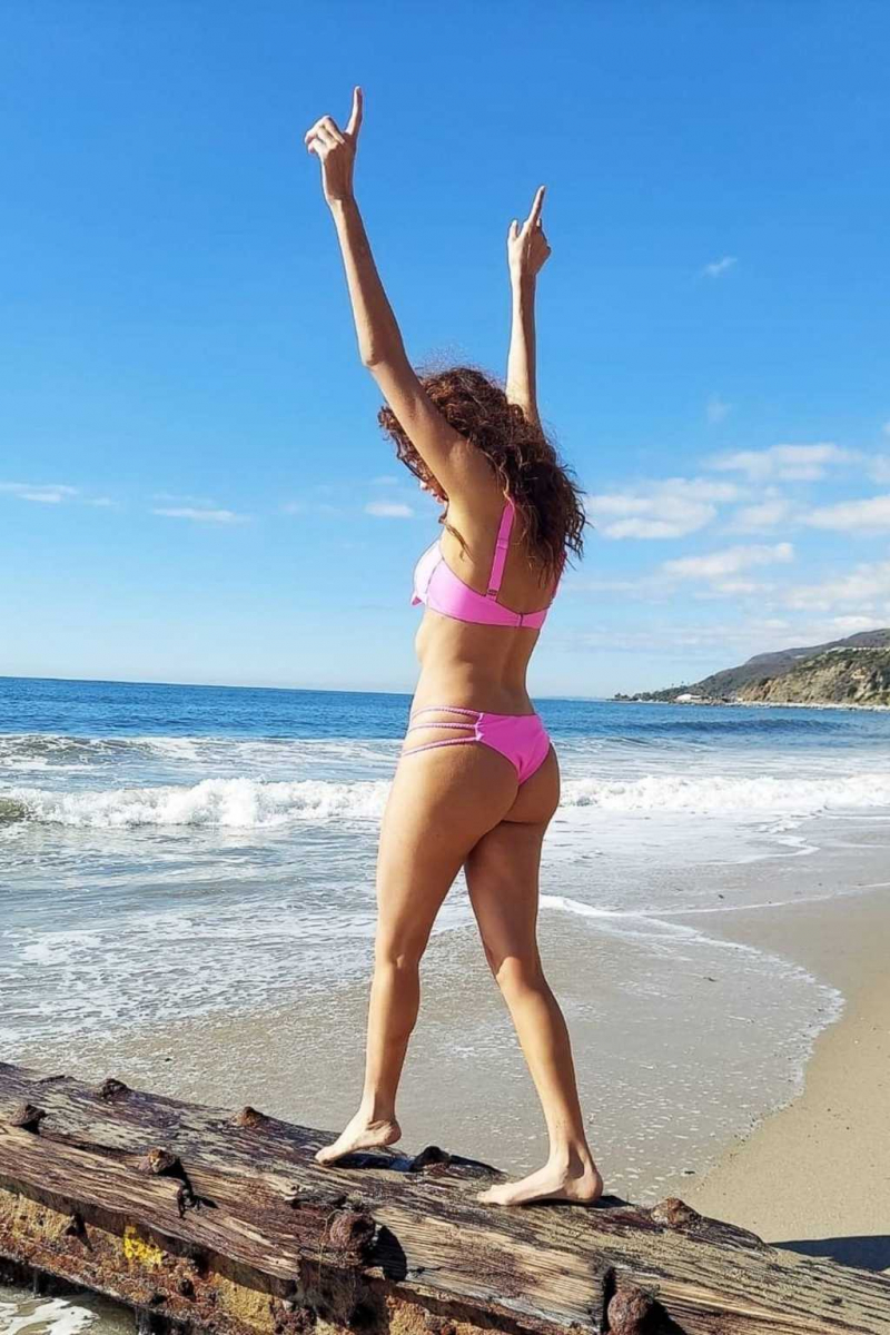 Blanca Blanco pembe bikini ile Malibu plajında