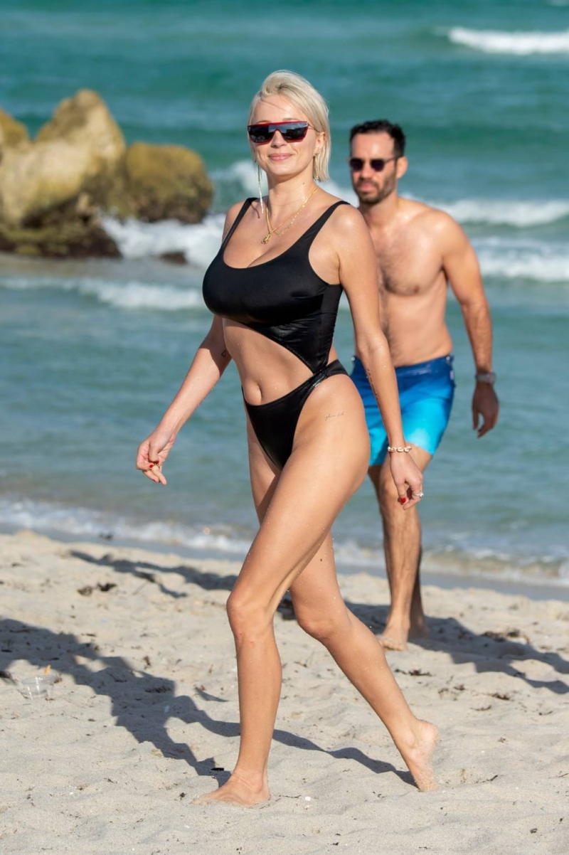 Caroline Vreeland siyah tanga bikini ile Miami'de