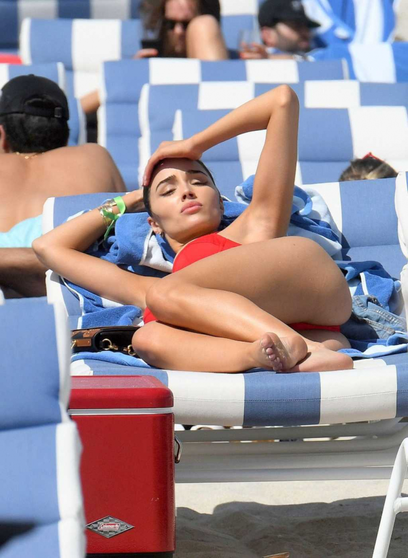 Olivia Culpo kırmızı bikiniyle Miami plajında