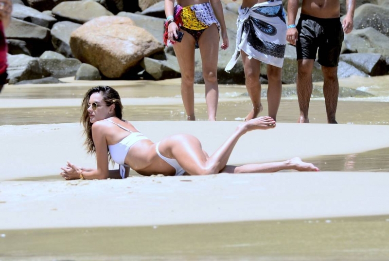 Alessandra Ambrosio beyaz tanga bikini ile