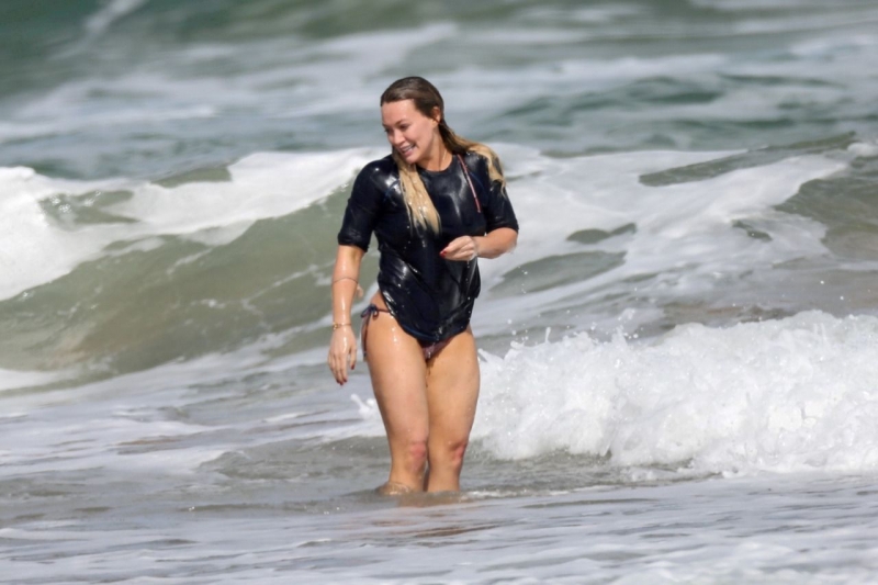 Hilary Duff bikini ile Hawaii plajında
