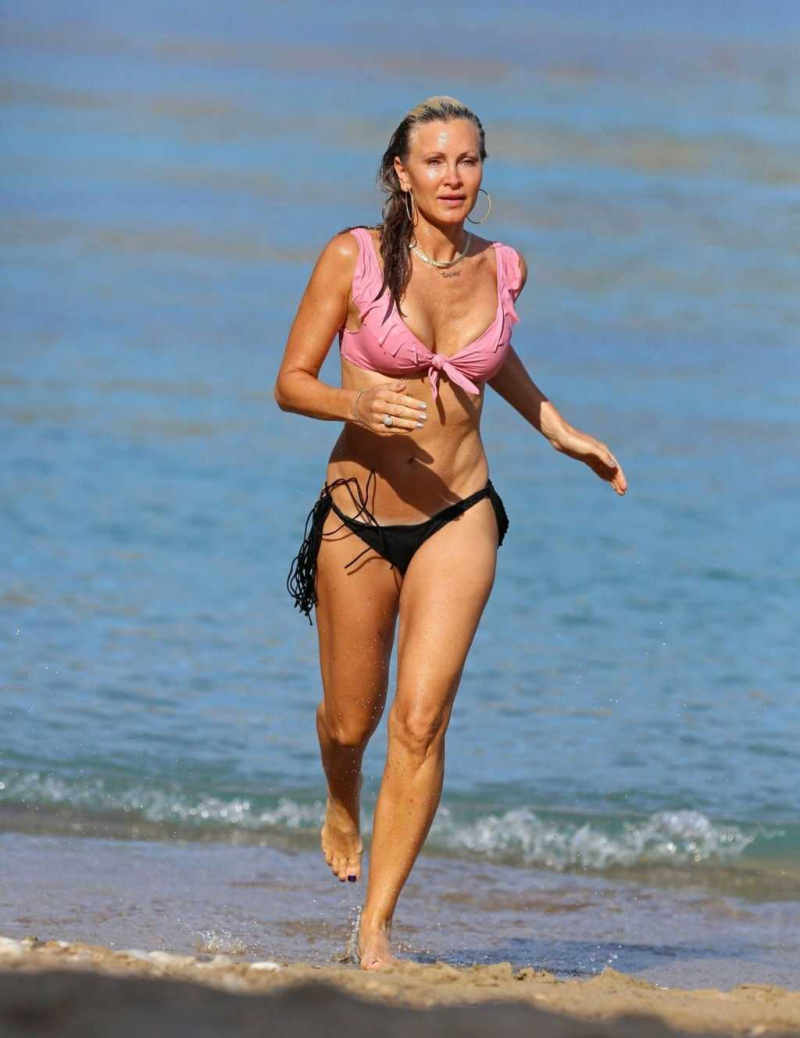 Caprice Bourret bikini ile Ibiza plajında