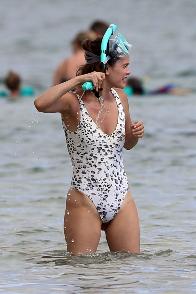 Rachel Bilson mayoyla Hawaii plajında