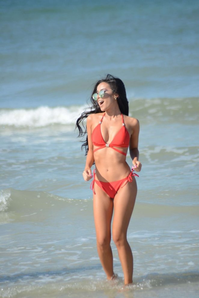 Lisa Opie bikini ile kırmızı bikiniyle denizde