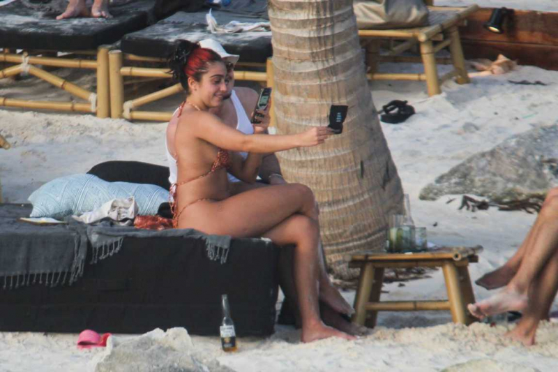 Lourdes Leon bikini ile Tulum plajında