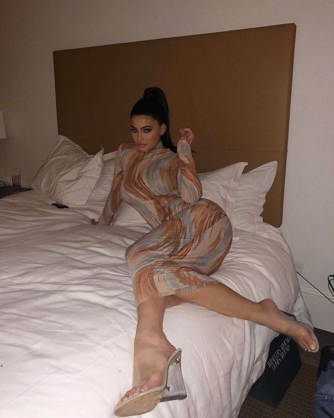 Kylie Jenner şortla yatakta