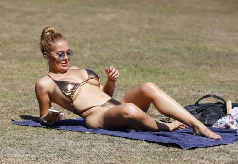 Aisleyne Horgan-Wallace bikini ile London Park'ta
